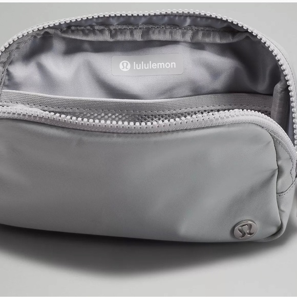 Lululemon everywhere belt bag. Silver drop. - Picture 5 of 5